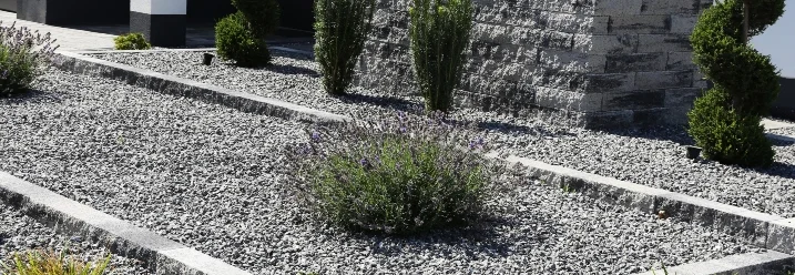 Steingarten mit Kies und Lavendel